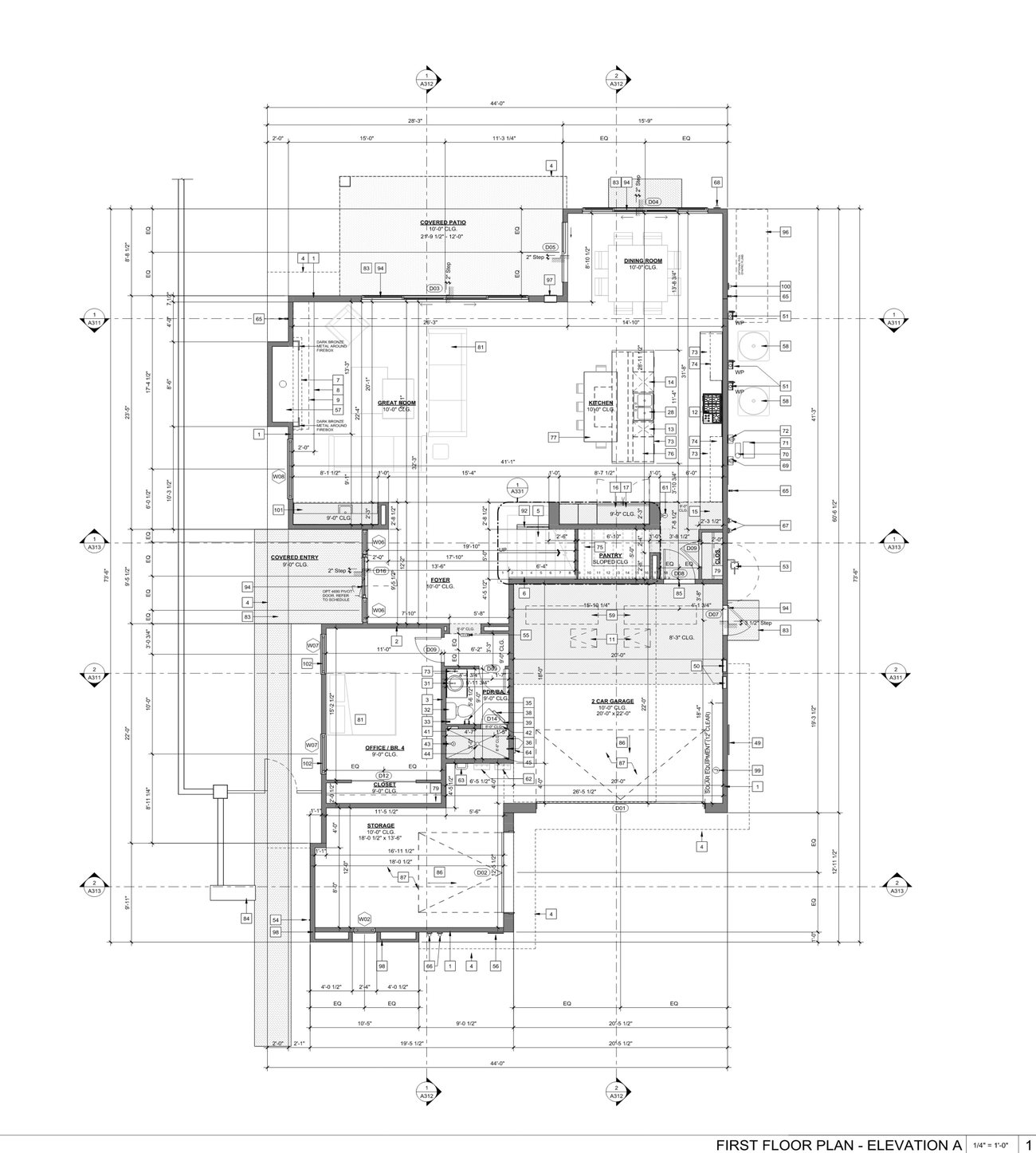 Plano de planta del primer piso, acotado, con ejes y referencias de alzados.